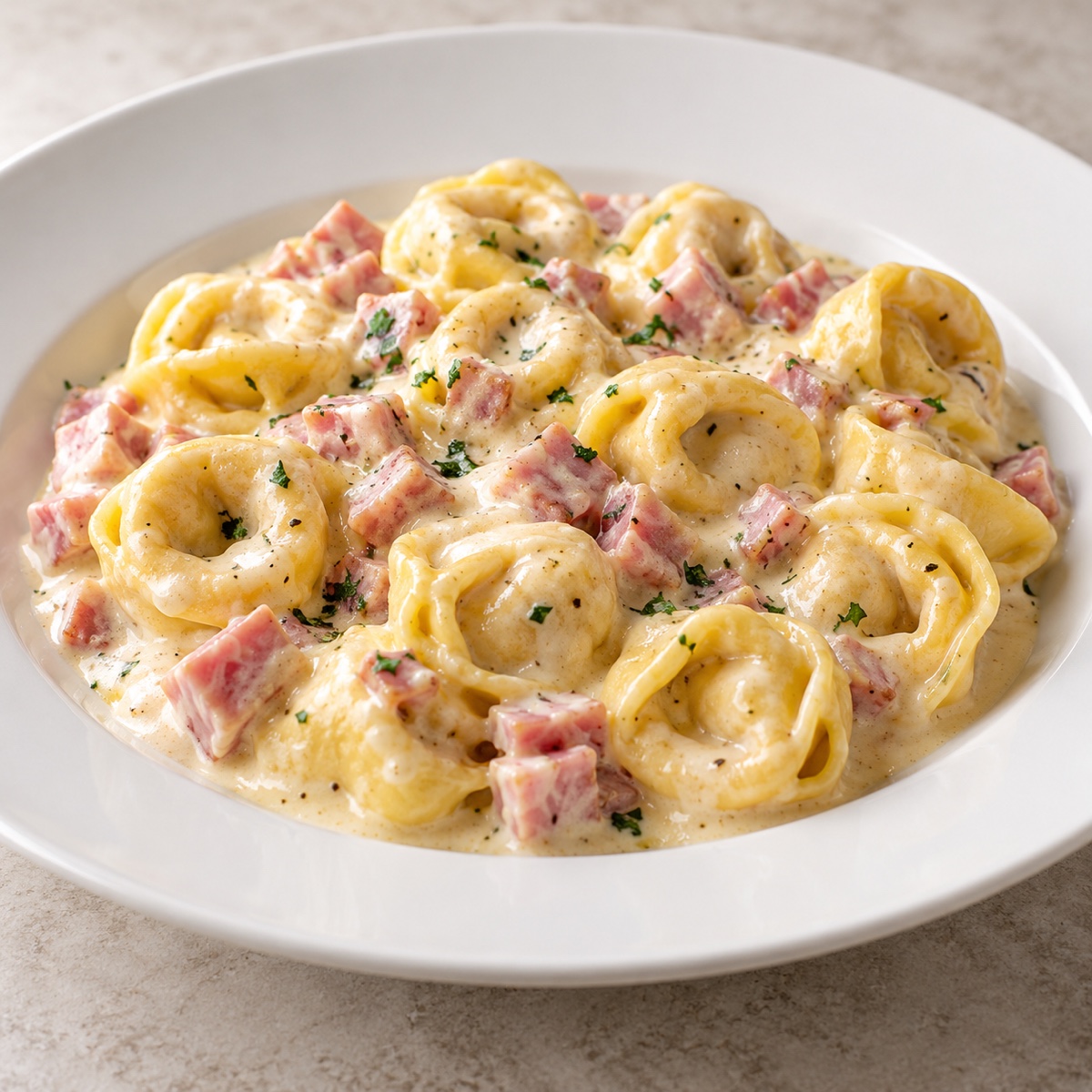 Tortellini mit Schinken in Sahnesauce
