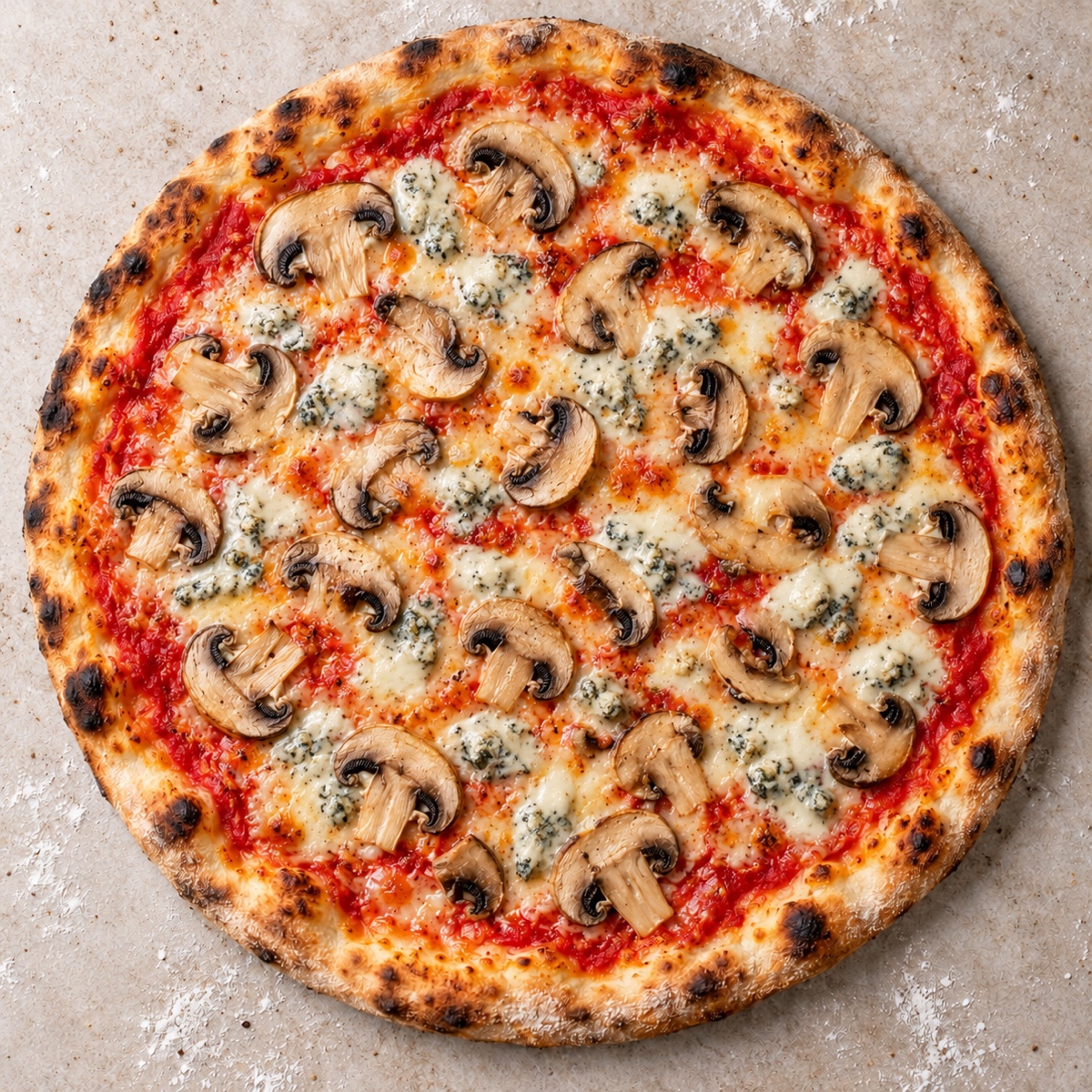 Pizza Funghi Gorgonzola mit Champignons und Gorgonzola