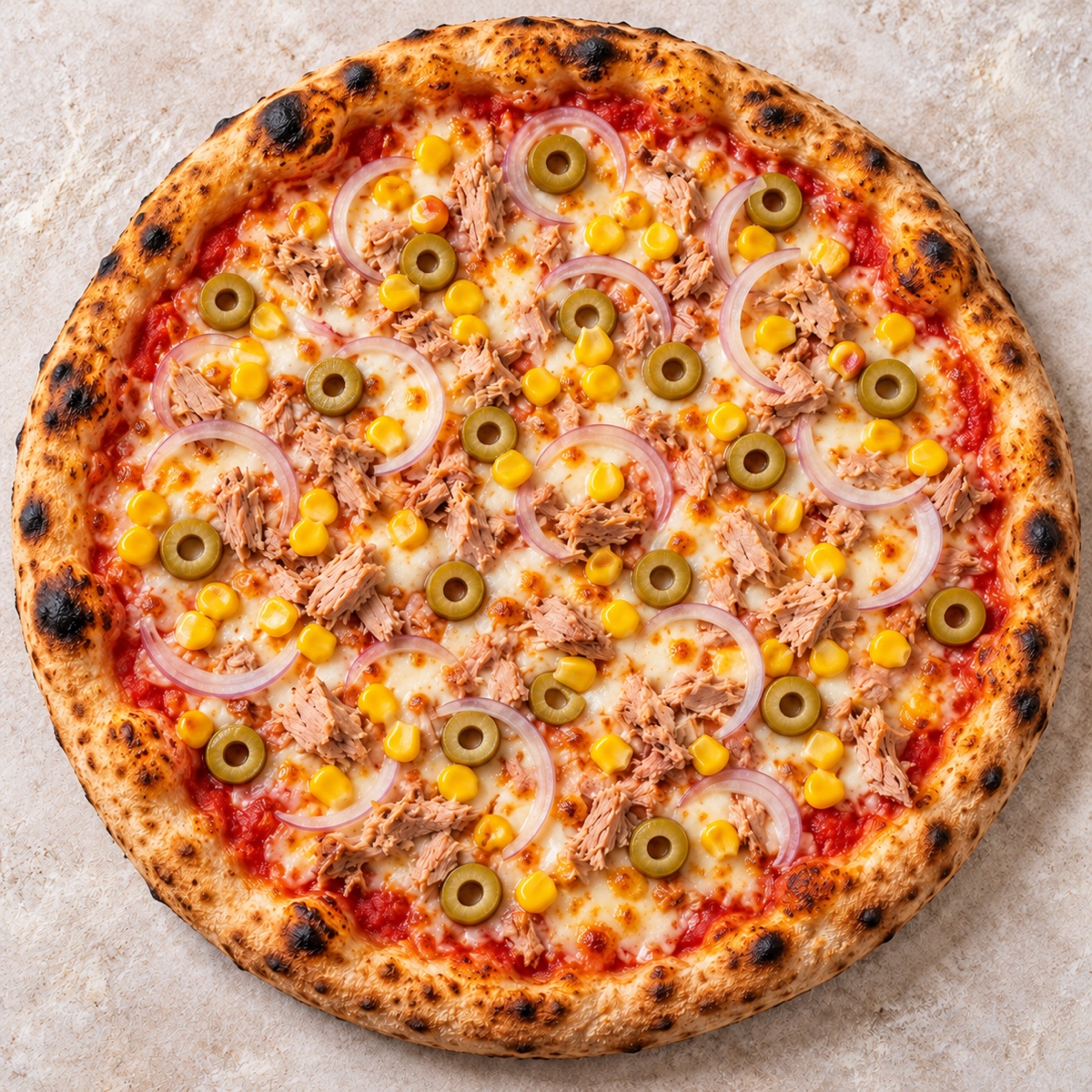 Pizza Giacomino mit Thunfisch, Zwiebeln, grünen Oliven und Mais