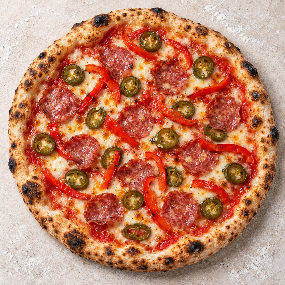 Pizza Diavolo mit Salami, Paprika und Jalapeños