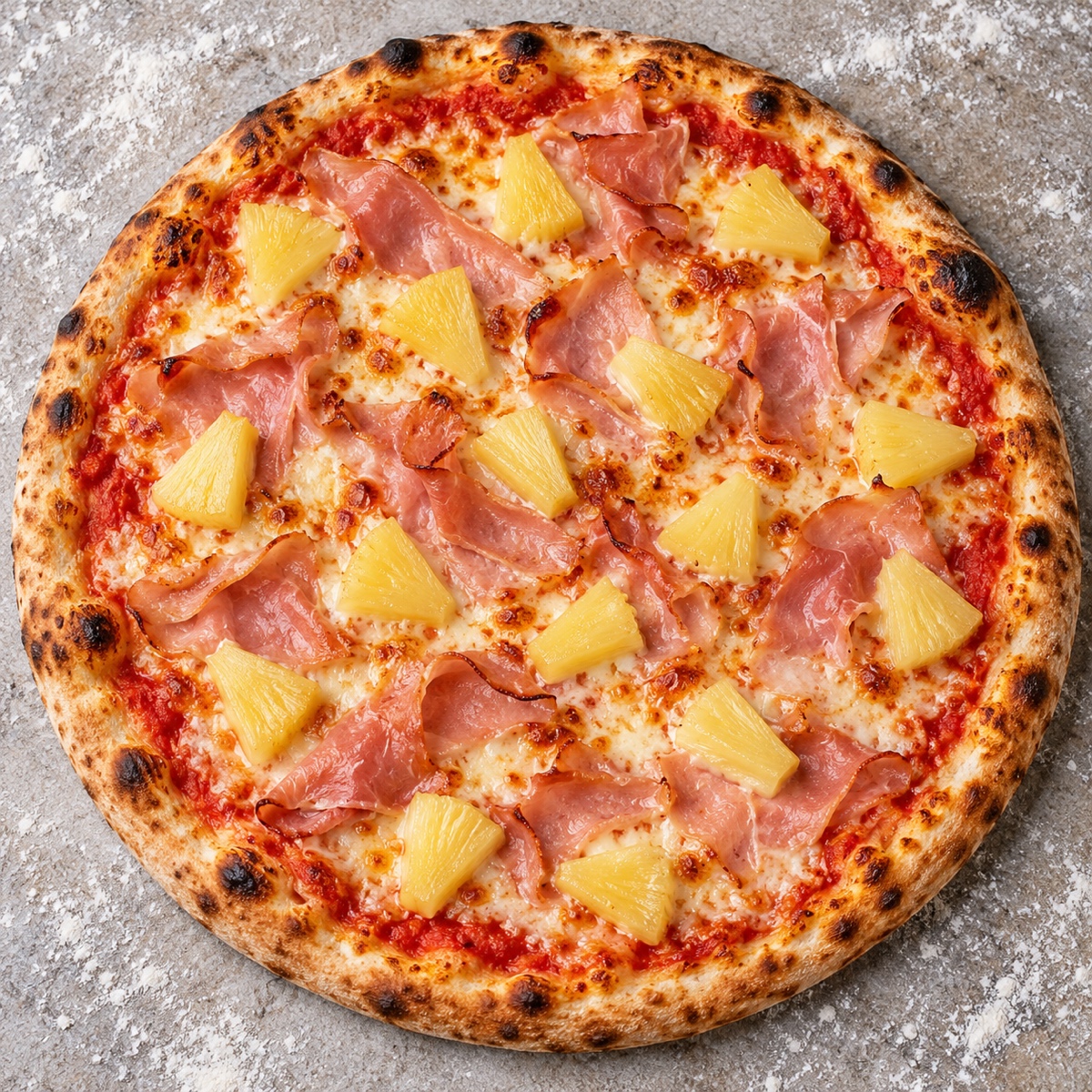 Pizza Hawai mit Schinken und Ananas