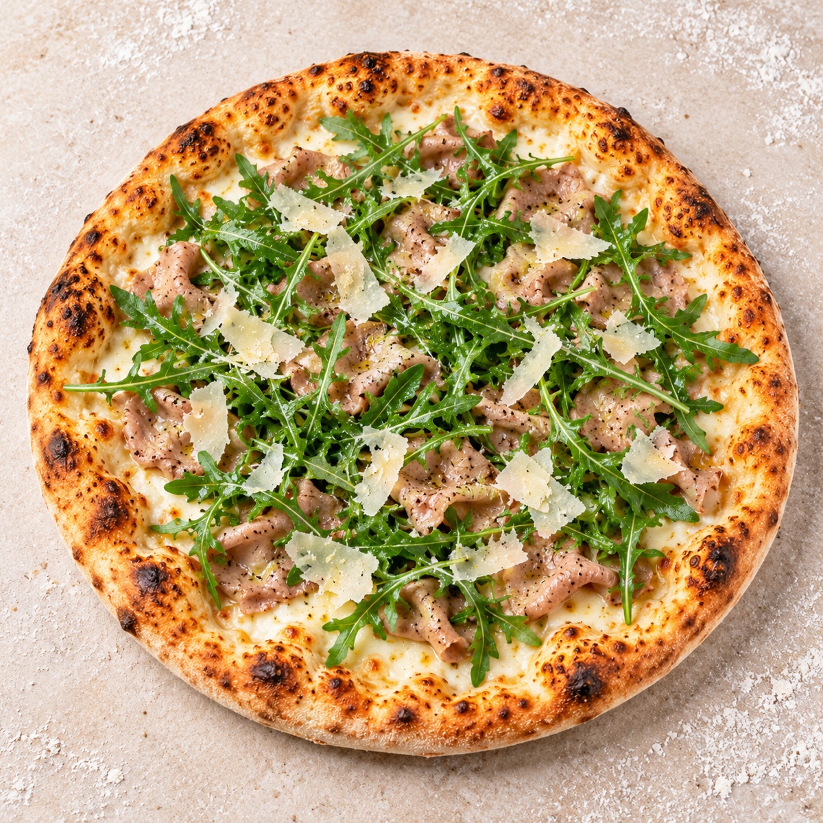 Pizza Belvedere mit Kalbfleisch, Rucola und Parmesan